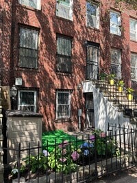 Building Photo - 2-24 Grand St