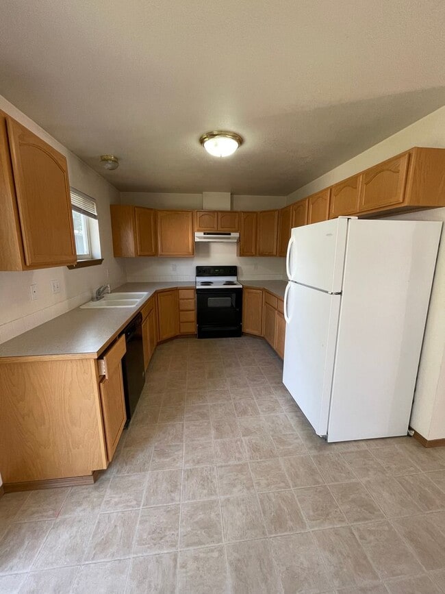 Building Photo - 3 bed 2 bath rancher with master en-suite & RV parking