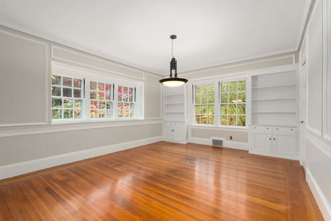 Building Photo - 161 Clinton Rd