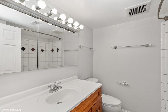 Building Photo - 1295 N Sterling Ave