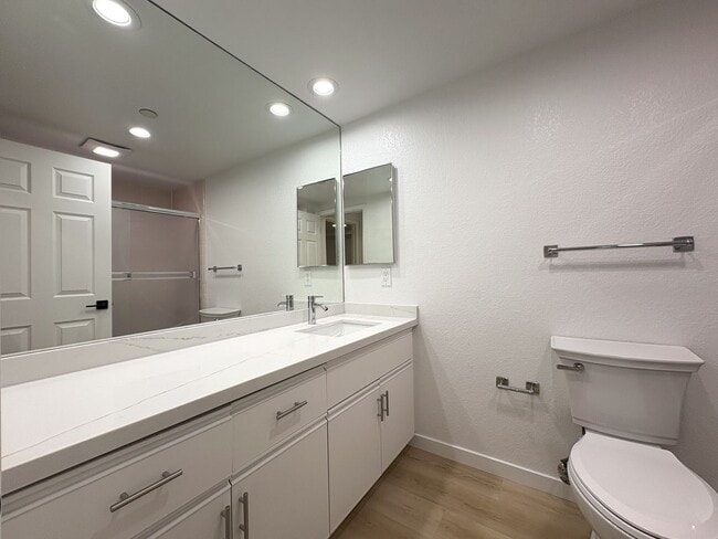 Building Photo - Newly Renovated 2BR/2BA First-Floor Condo ...