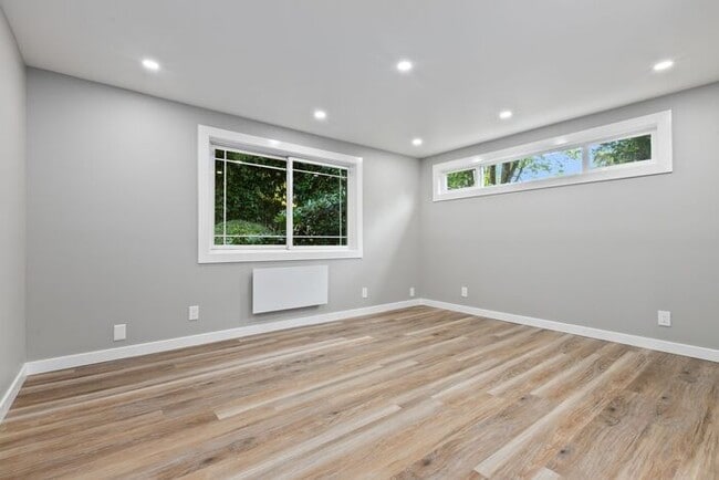 Building Photo - Elegant Air-Conditioned Newly Remodeled Matthews Beach Rambler