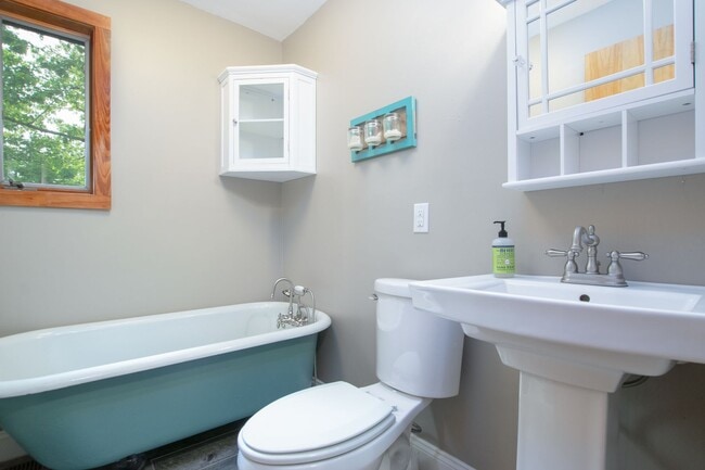 Building Photo - 3 bed/2 bath. Pet Friendly. Fenced Yard