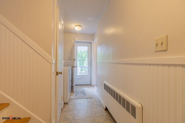 Building Photo - Short Term Furnished Rental -3 Bedroom Spl...