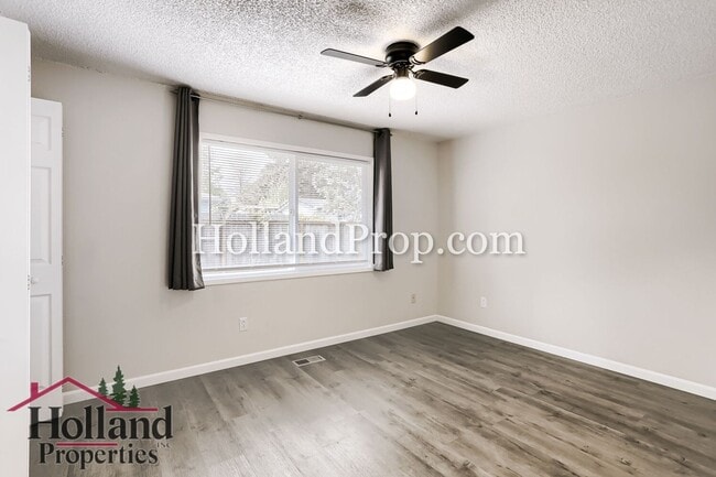Building Photo - Single level, newly remodeled, in a great Hillsboro location