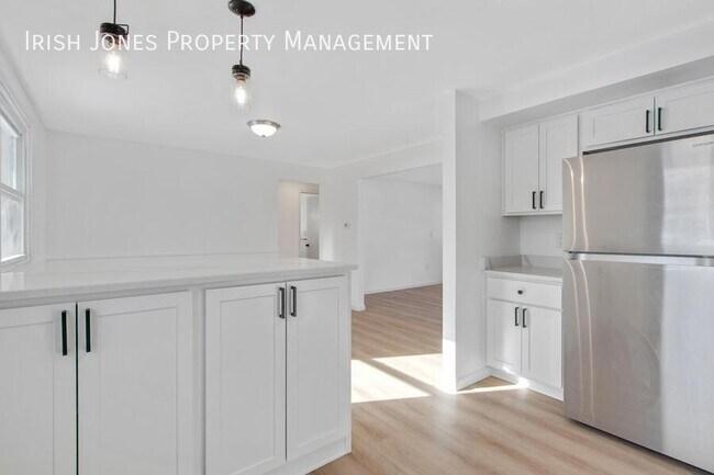 Building Photo - 208 Main St