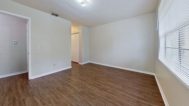 Building Photo - Beautiful Upstairs 2 bedroom 1 1/2 bath Ap...