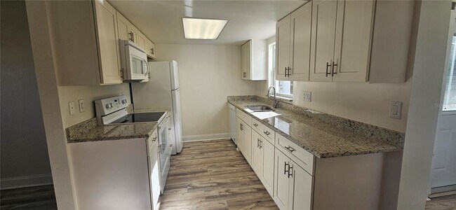 Building Photo - 1506 Edgewater Cir