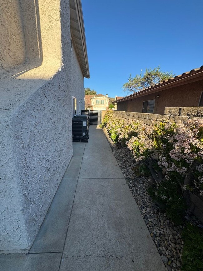 Building Photo - Charming Cul de Sac Home with Spacious Yard and Renovated Interior