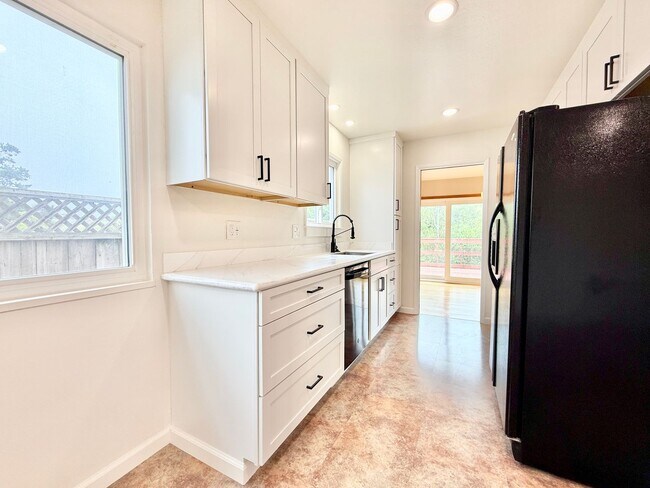 Building Photo - Renovated 3bed/2bath Linda Mar Rancher