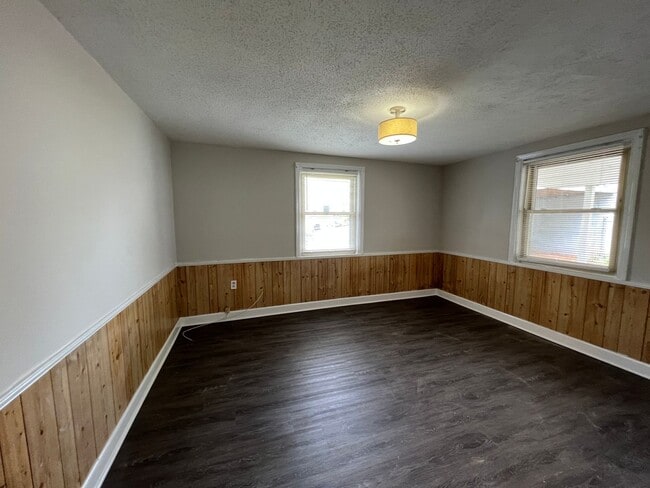 Building Photo - MOVE-IN READY!