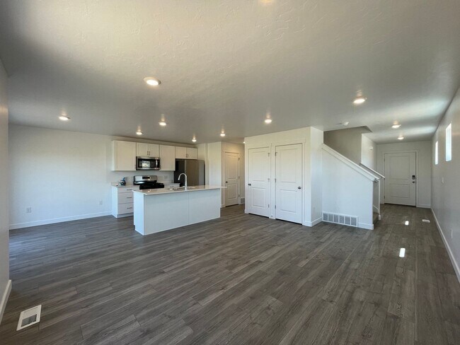 Building Photo - 3-Bedroom Townhome in Santaquin!