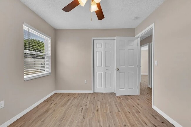 Building Photo - 6913 Voltaire Dr