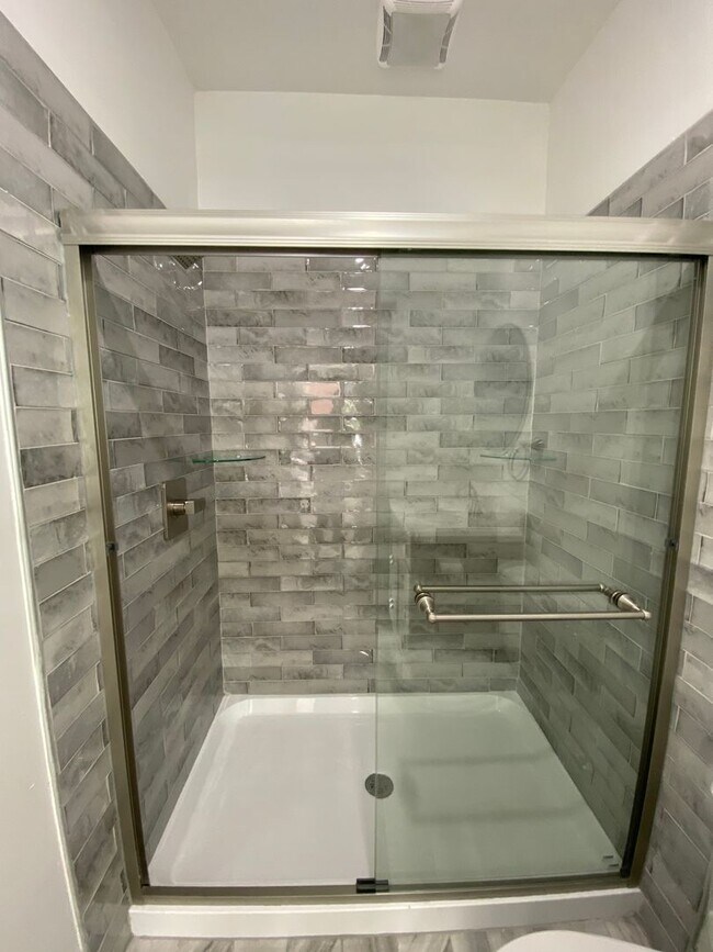 Building Photo - 627 Manor St