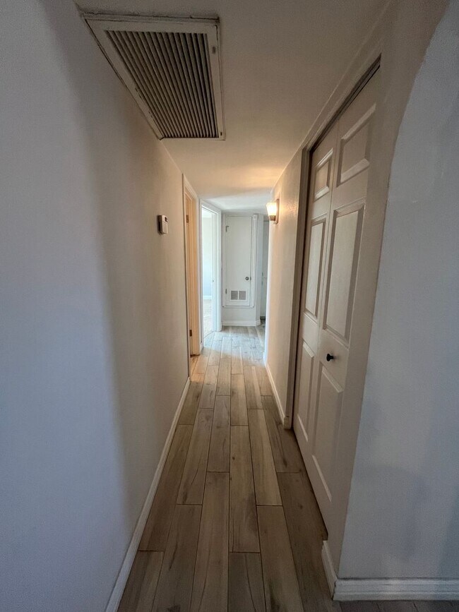 Building Photo - Beautiful Three Bedroom Scottsdale House w...
