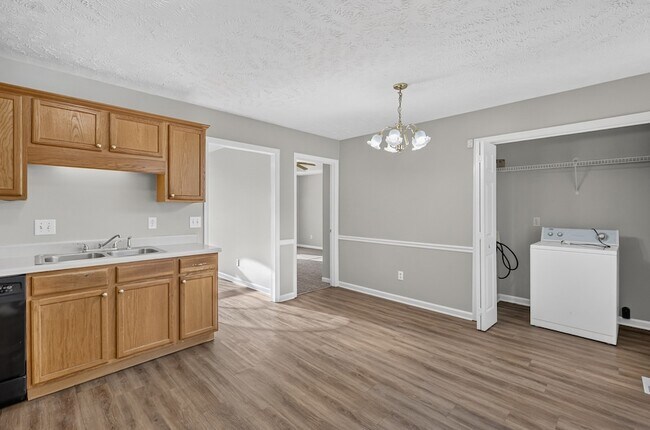 Building Photo - 2109 Dothan Dr