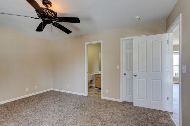 Building Photo - Cozy 3 bd 2 bath in the heart of Clarksville.  Fresh paint and Flooring!