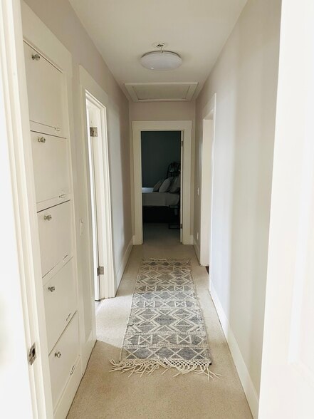 Hallway between 2nd & 3rd bedrooms - 504 Montgomery St