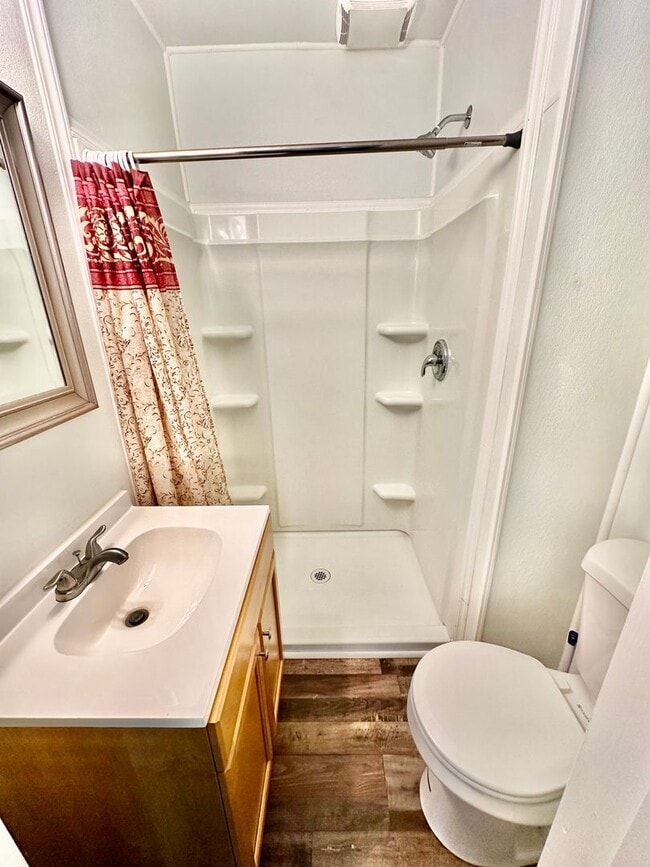 Building Photo - Charming 1/1 in the Heart of Tower District