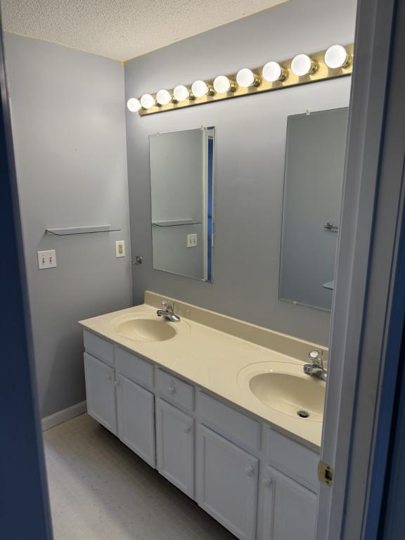 Building Photo - 706 S Cherokee St