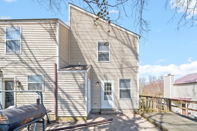 Building Photo - 923 Kingsbury Dr