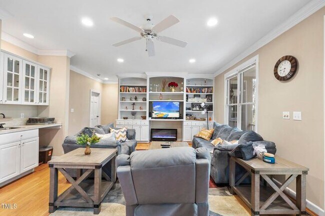 Building Photo - Spacious & Serene 5+ Bedroom Home in Sough...