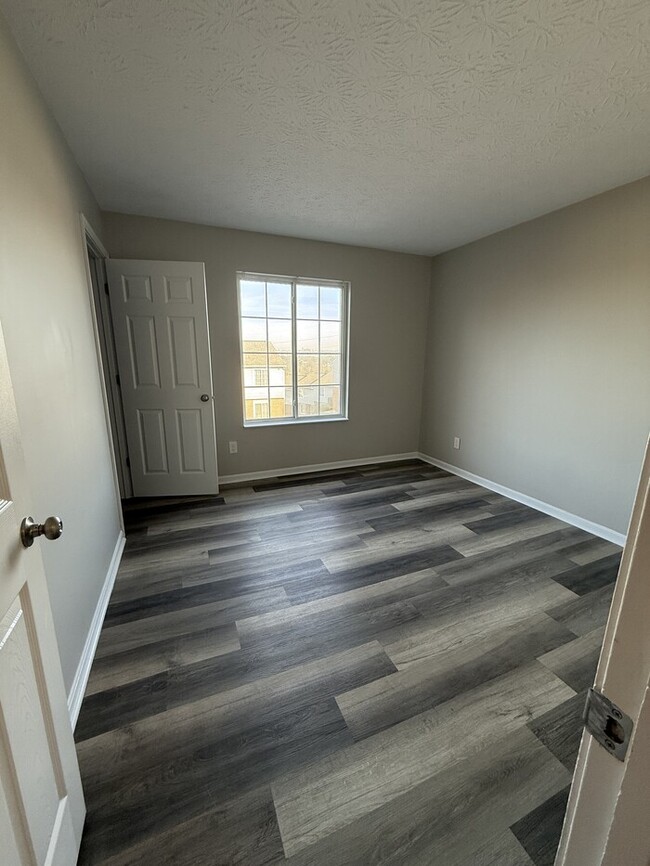 Building Photo - 2 Bedroom Townhome is Covington!