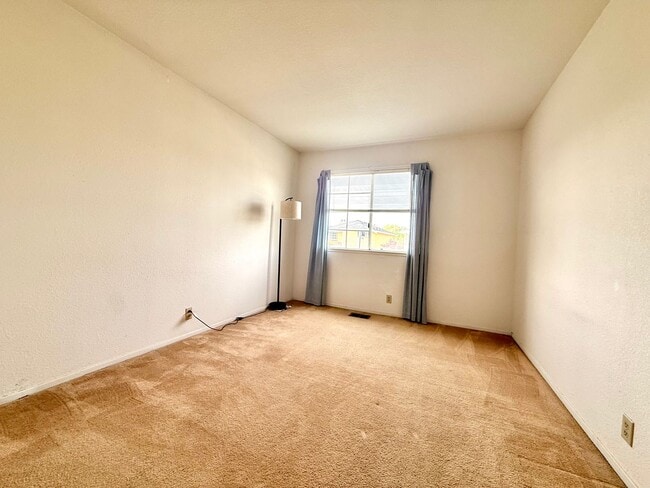 Building Photo - Beautiful Home With Large Yard & 2 Car Garage