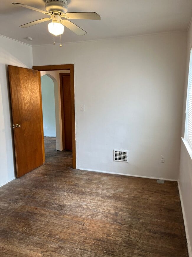 Building Photo - 3 bedroom - 1 bath  $1095/month