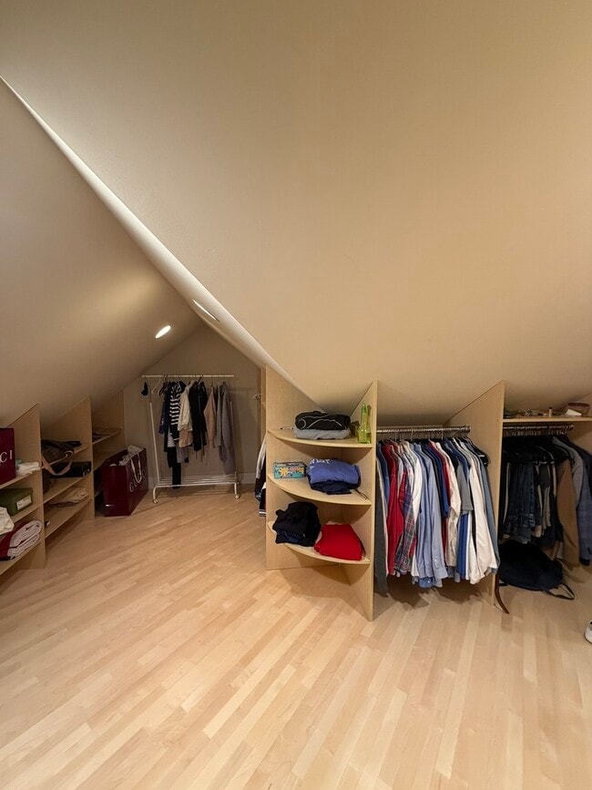 Building Photo - 525 Senon Dr