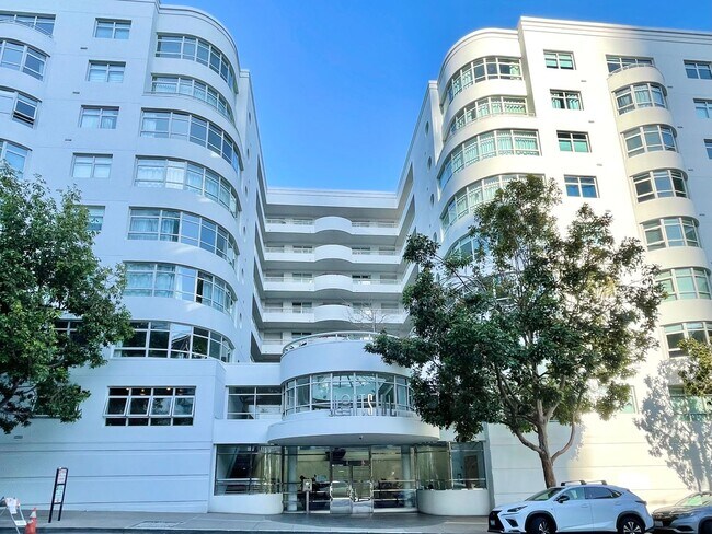 Building Photo - Spacious 1BR  / 1BA Portside Condo, Views,...