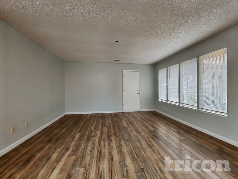 Building Photo - 1213 Essex Dr