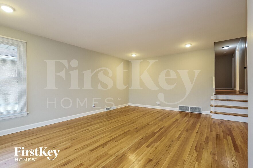 Building Photo - 1018 E 161st Pl