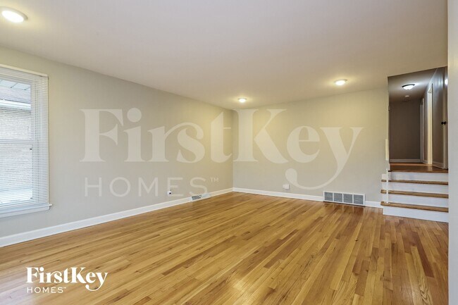 Building Photo - 1018 E 161st Pl