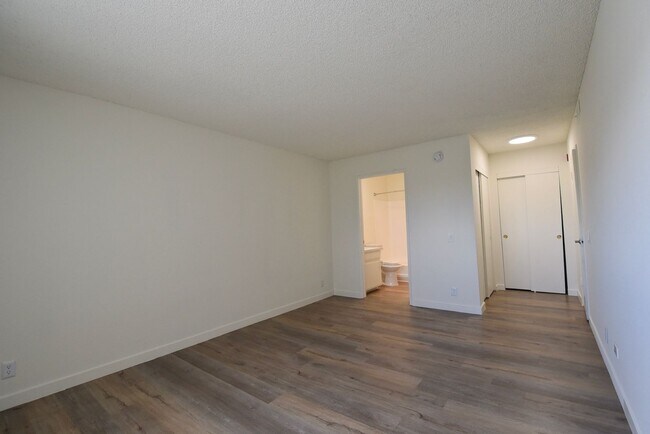 Building Photo - 17122 Chatsworth St