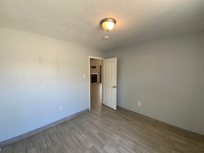 Building Photo - 3 Bedroom Single Story Home Available Near...