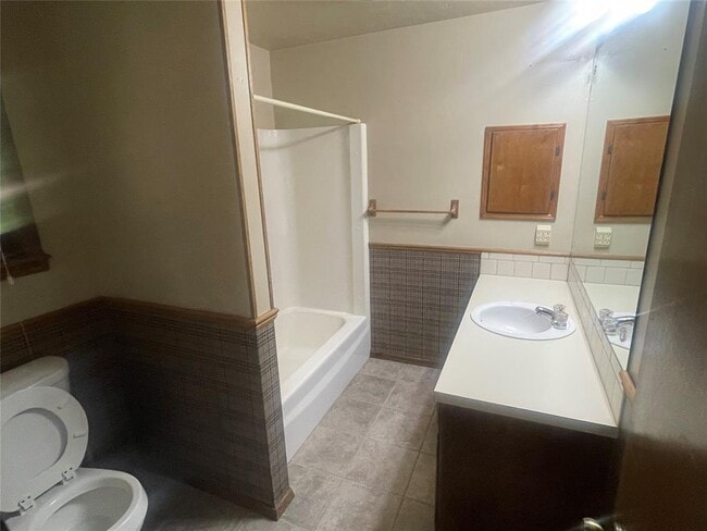Building Photo - 1225 N Terrace Dr