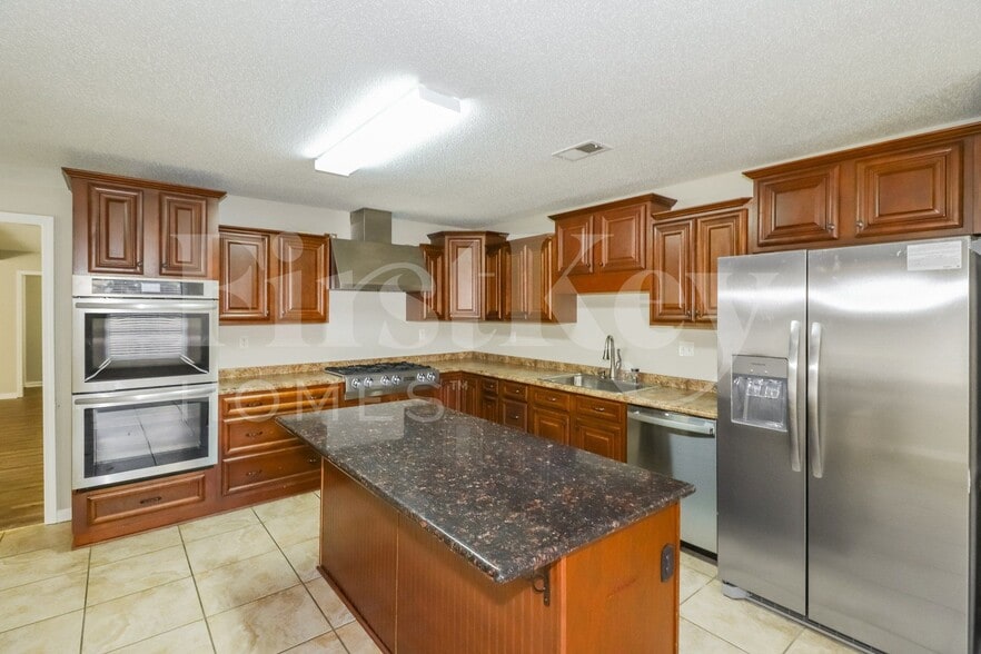 Building Photo - 8827 Dewberry Ln