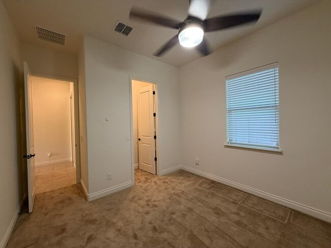 Building Photo - 9541 E Theia Dr