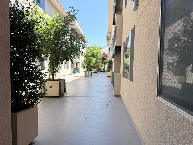 Building Photo - 4501 Cedros Ave