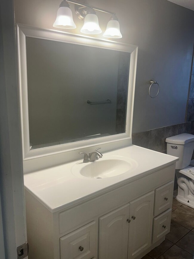 Building Photo - AVAILABLE NOW! Beautiful 3 Bedroom Home in...