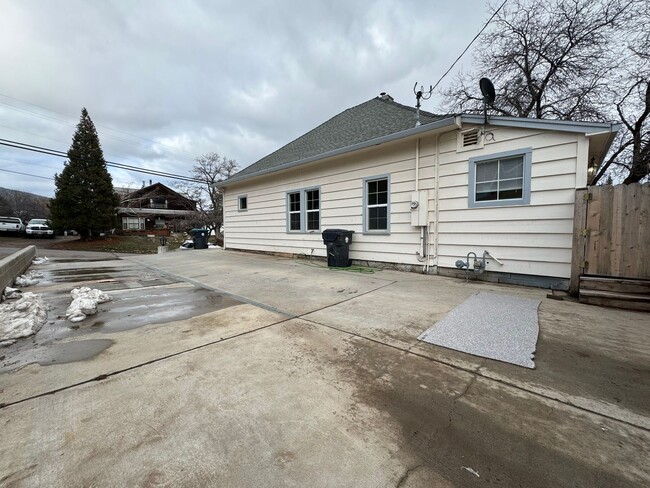 Building Photo - 504 North St