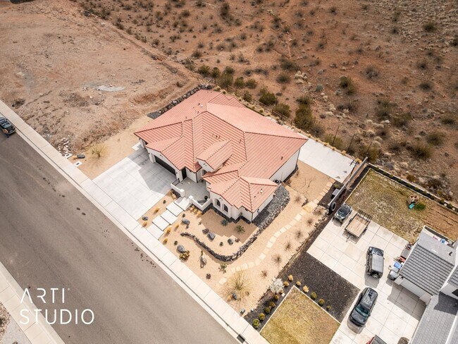 Building Photo - Beautiful 6 Bedroom 4.5 Bathroom Home in D...