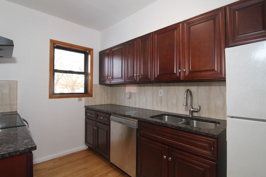 Building Photo - 10513 Metropolitan Ave