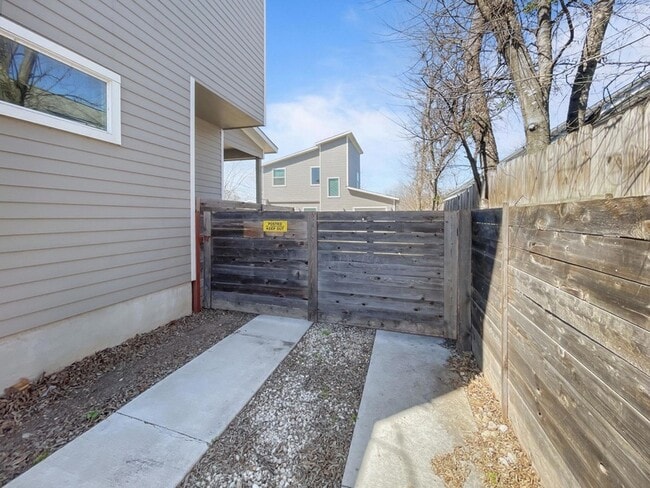 Building Photo - 6902 Carver Ave
