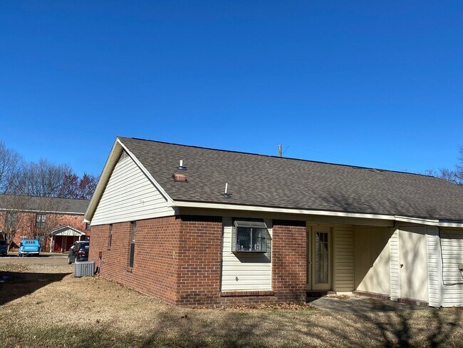 Building Photo - 114 Helen Cir