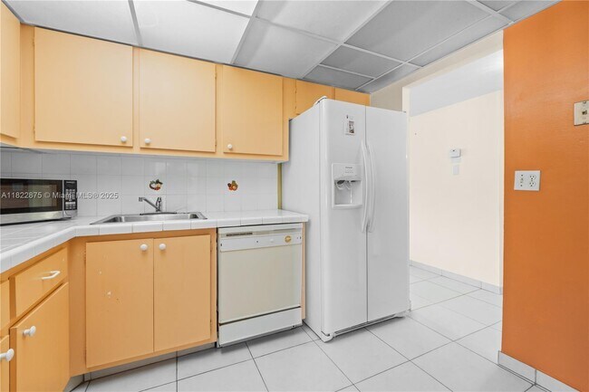 Building Photo - 401 Golden Isles Dr