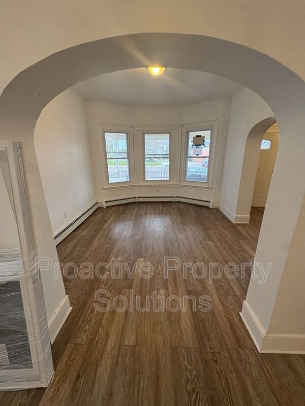 Building Photo - 415 S Main Ave