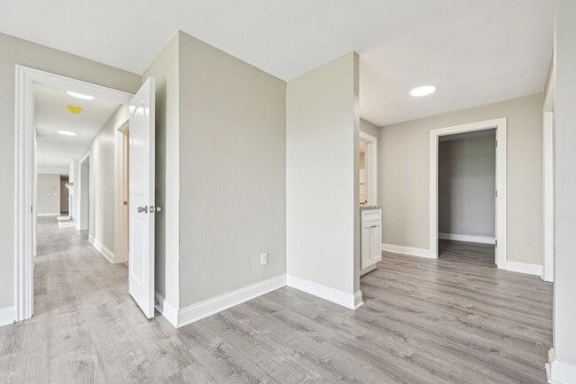 Building Photo - 1406 Busse Rd