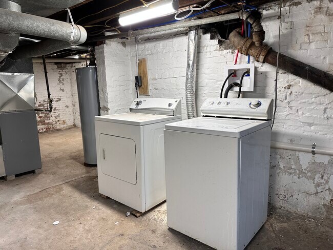 Building Photo - 810 W 2nd St